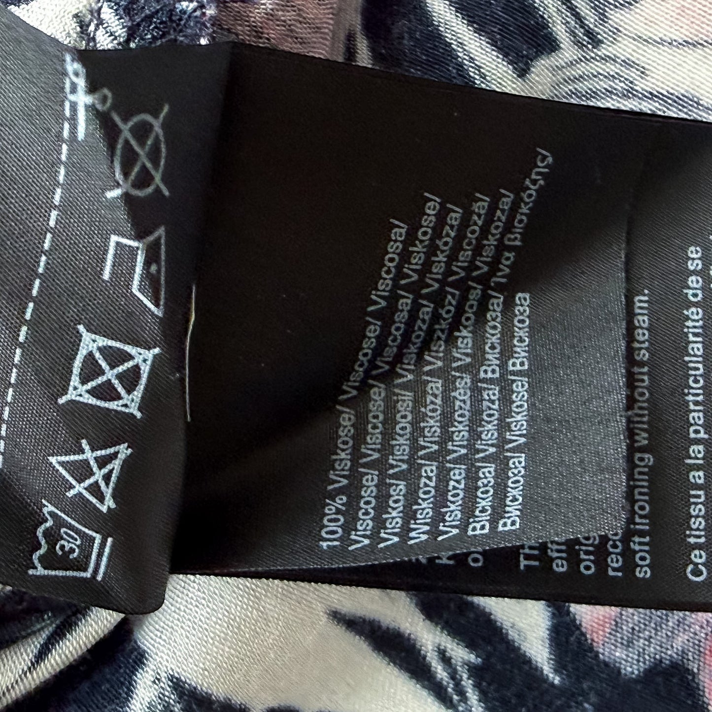 Metka informacyjna ze składem 100% wiskozy w damskiej bluzce Comma od TrickandChic z tropikalnym wzorem