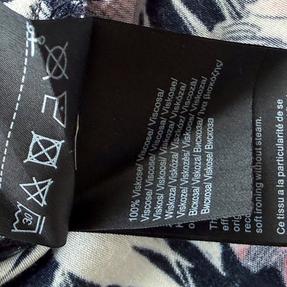 Metka informacyjna ze składem 100% wiskozy w damskiej bluzce Comma od TrickandChic z tropikalnym wzorem