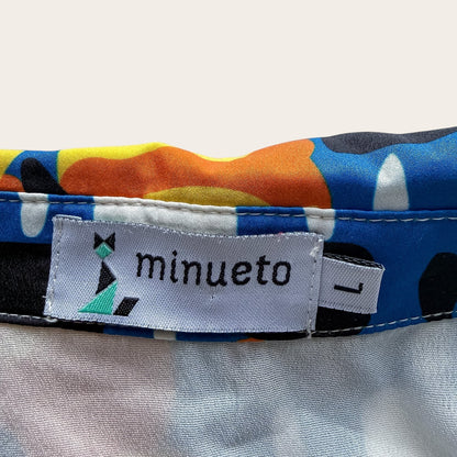 Metka marki Minueto na satynowej bluzce TrickandChic w niebieskie kwiaty retro z pomarańczowymi i żółtymi akcentami