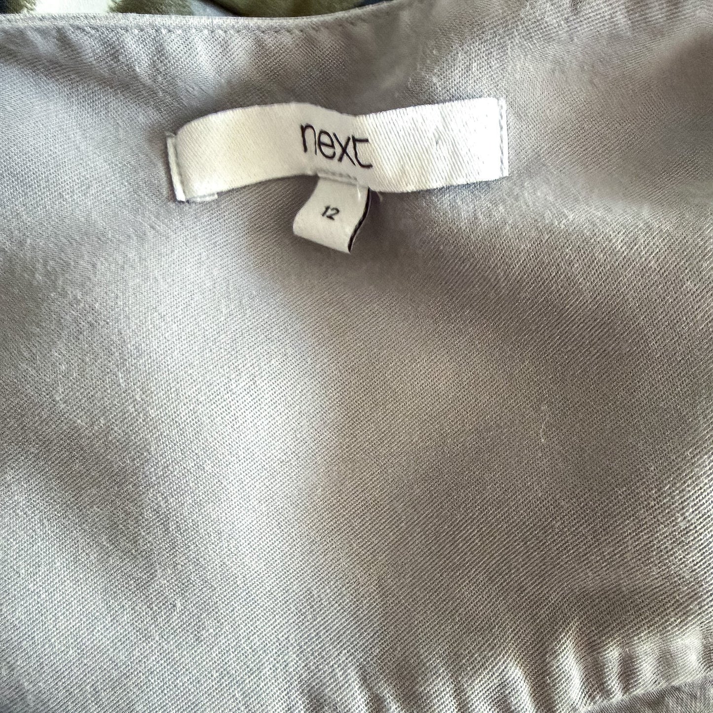 Metka marki Next na szarej bluzce z Tencelu w sklepie TrickandChic