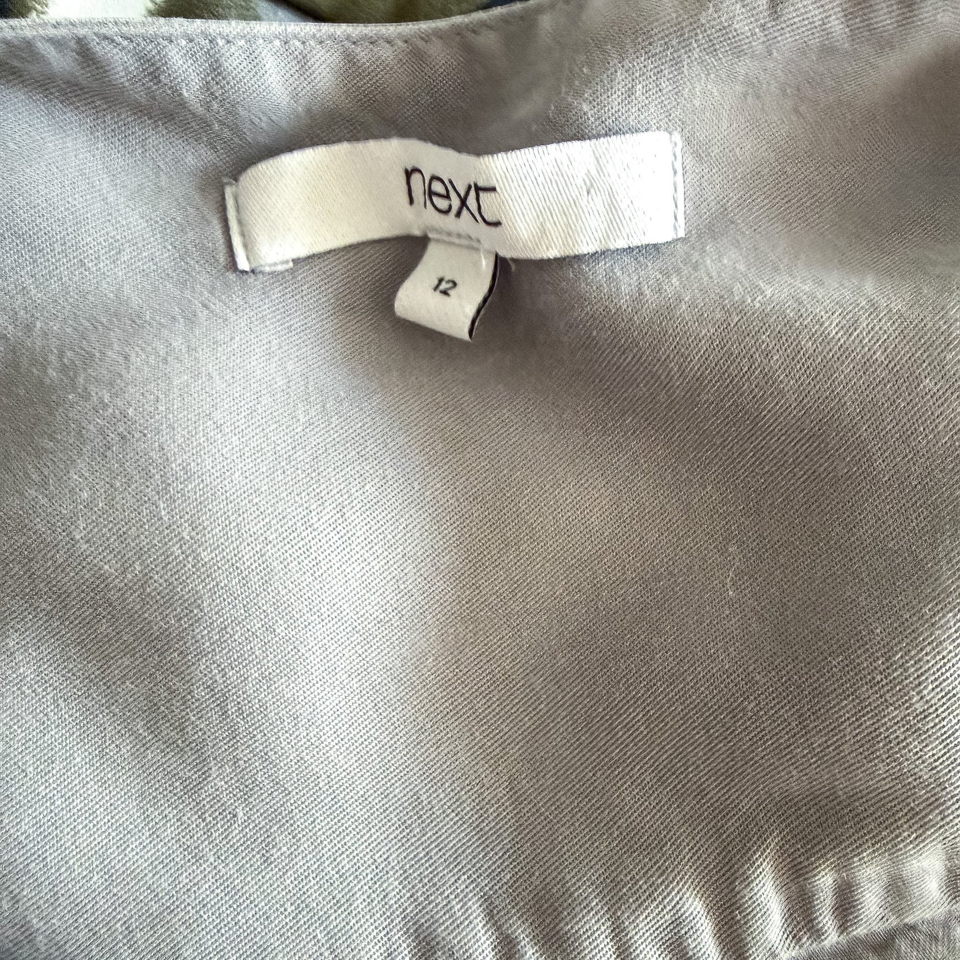 Metka marki Next na szarej bluzce z Tencelu w sklepie TrickandChic