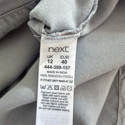 Metka wewnętrzna koszuli TrickandChic marki Next ze składem 100% Tencel Lyocell w kolorze szarym