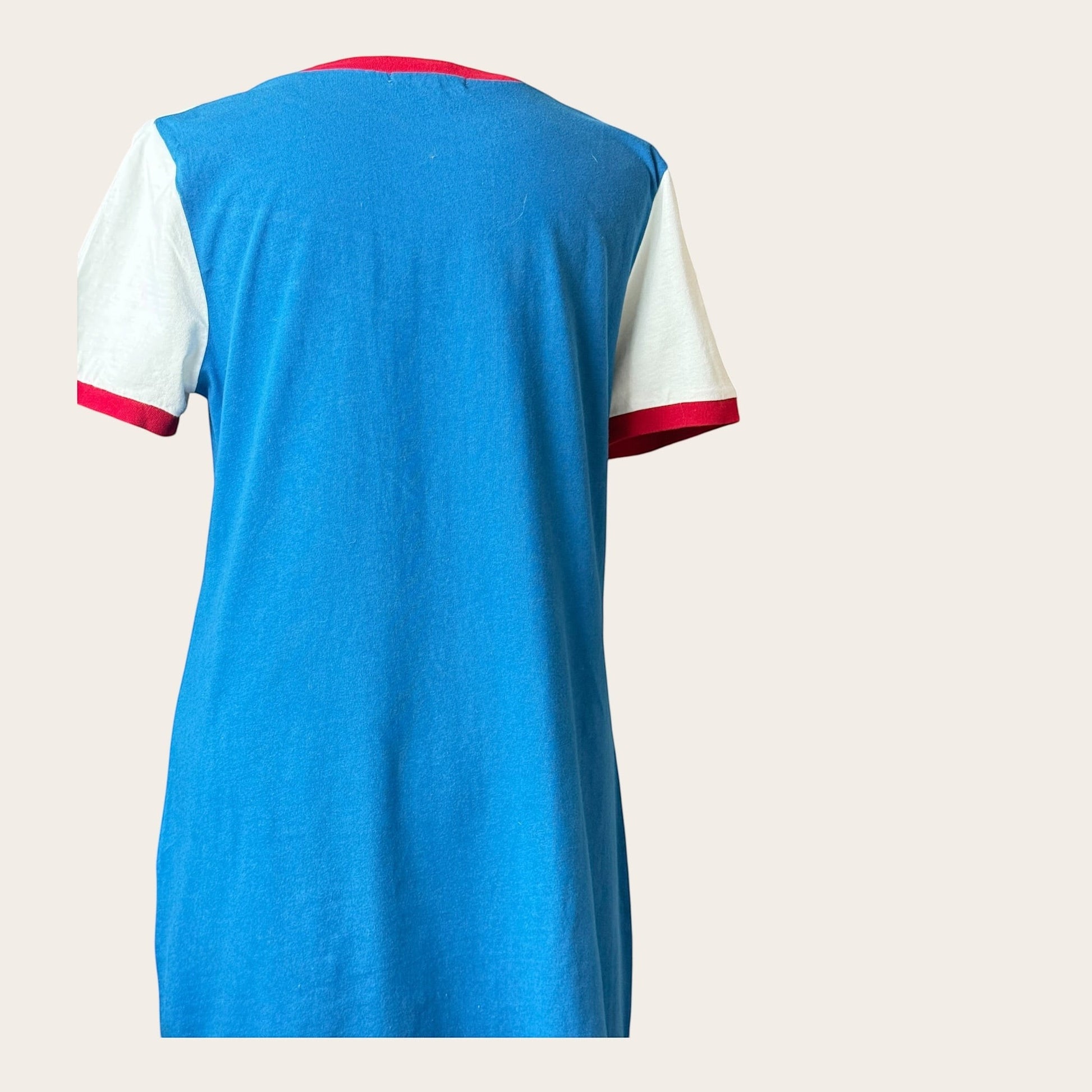 Damska sukienka typu T-shirt TrickandChic w stylu vintage, niebieska z białymi rękawami i różowymi wykończeniami.