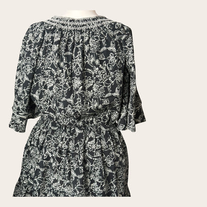 Kwiecista sukienka Parker z TrickandChic w czarno-biały wzór z bawełny z rękawami typu dzwonek i elastyczną talią