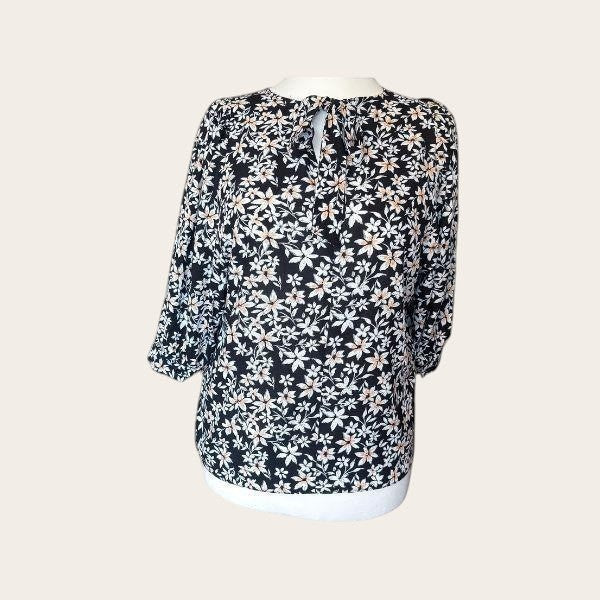 Elegancka bluzka TrickandChic marki Primark w czarny kwiatowy wzór z wiązanym dekoltem i rękawami 3/4
