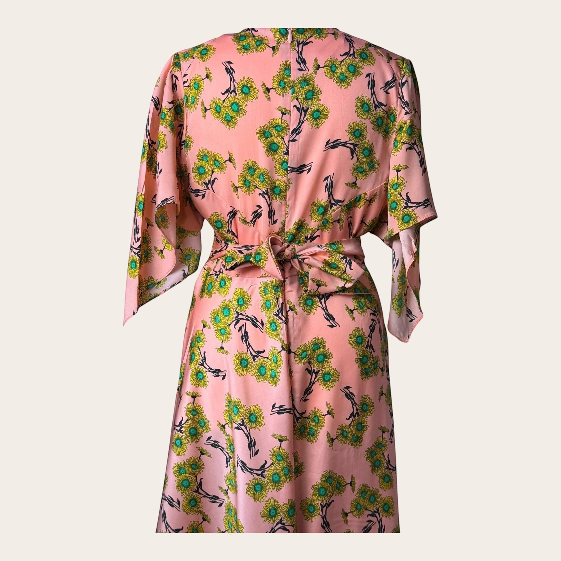 TrickandChic sukienka midi Topshop w łososiowym kolorze w kwiatowy wzór z wiązaniem w talii, widok z tyłu