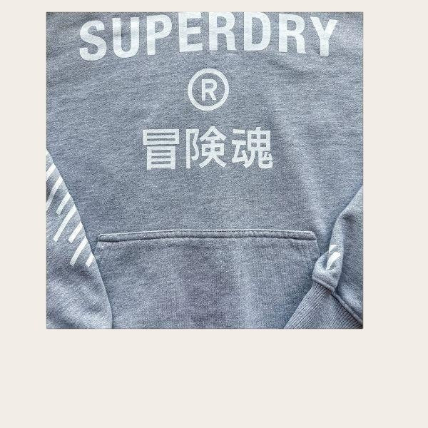 Szara bluza z kapturem TrickandChic Superdry z białym logo i japońskimi znakami oraz kieszenią typu kangurka