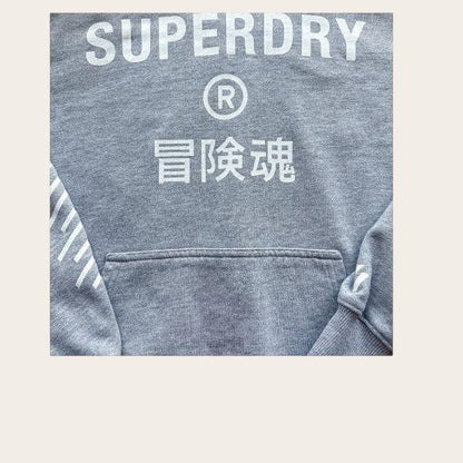 Szara bluza z kapturem TrickandChic Superdry z białym logo i japońskimi znakami oraz kieszenią typu kangurka