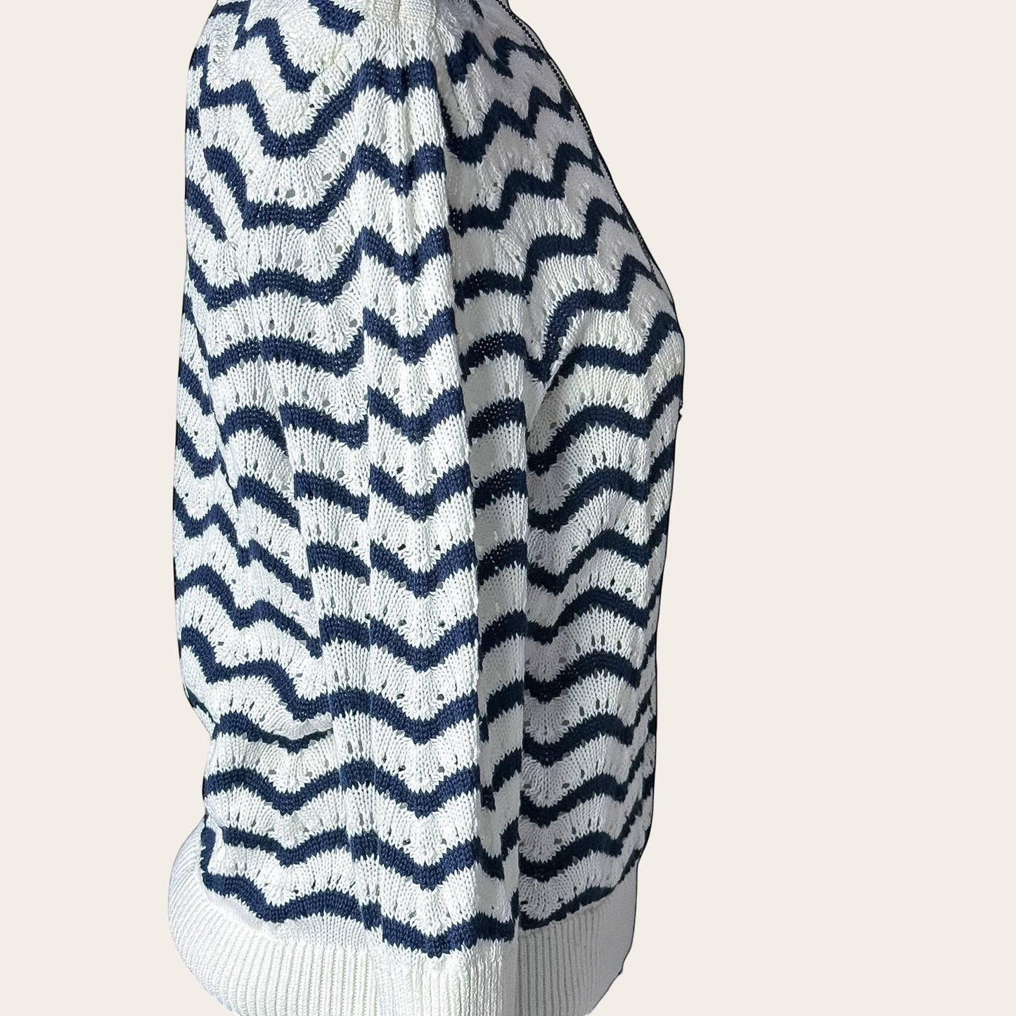 Damski sweter TrickandChic w biało-granatowe faliste paski z ażurowej dzianiny z rękawem 3/4 i dekoltem w łódkę