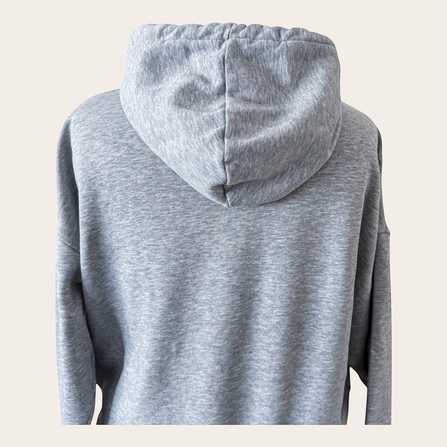 Szara bluza z kapturem oversize TrickandChic z poliestru z recyklingu, widok z tyłu na kaptur