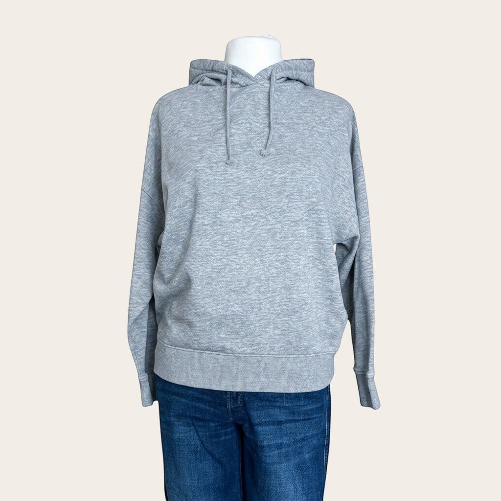 Szara bluza z kapturem TrickandChic o kroju oversize z rękawami typu nietoperz, wykonana z poliestru z recyklingu.