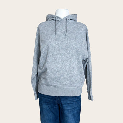 Szara bluza z kapturem TrickandChic o kroju oversize z rękawami typu nietoperz, wykonana z poliestru z recyklingu.