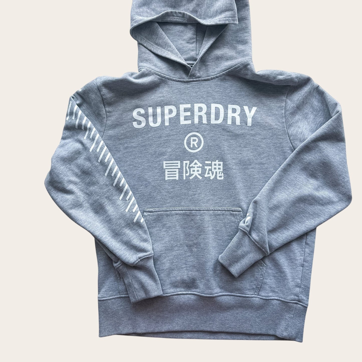 Szara bluza z kapturem TrickandChic Superdry z białym logo i japońskimi znakami, wykonana z bawełny i poliestru.