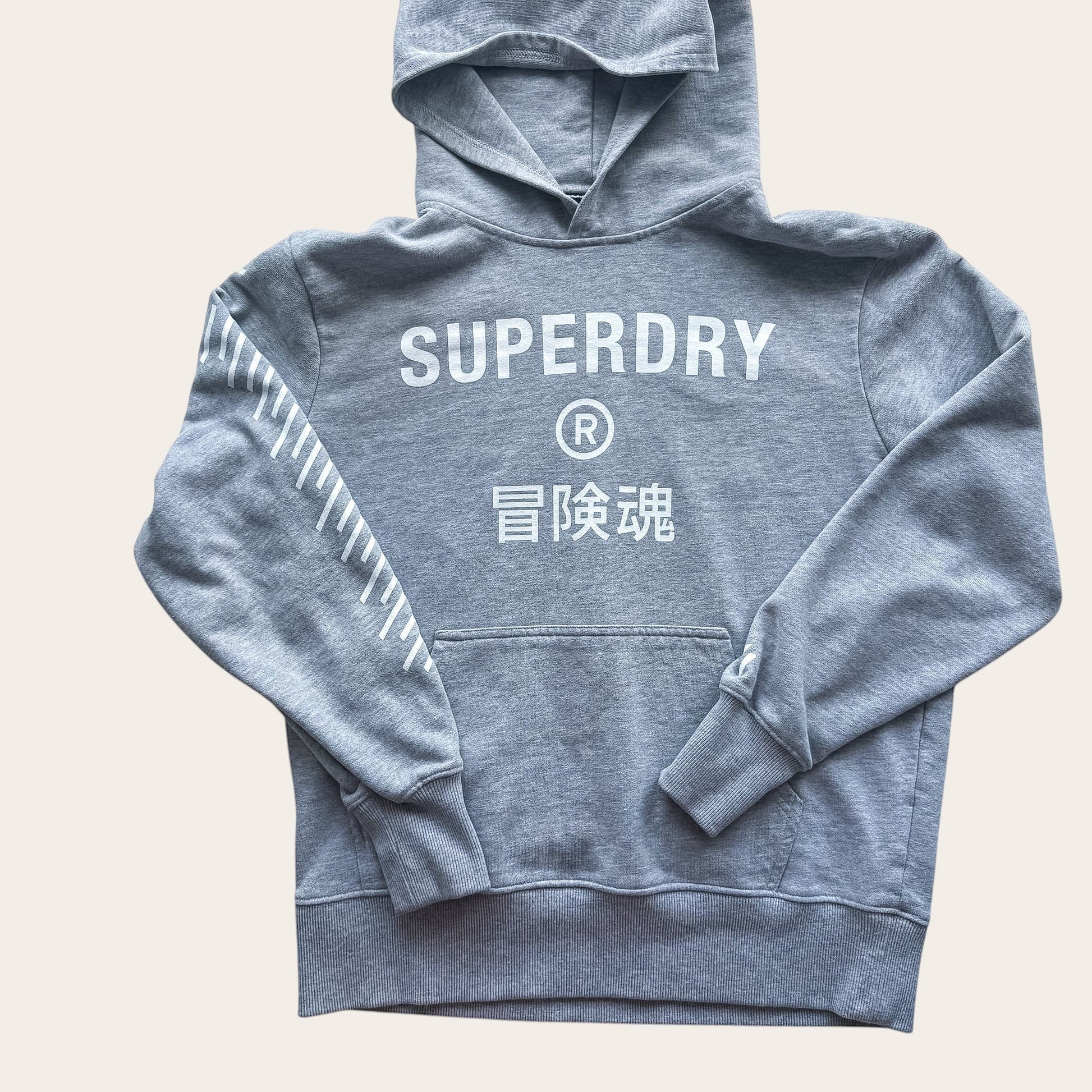 Szara bluza z kapturem TrickandChic Superdry z białym logo i japońskimi znakami, wykonana z bawełny i poliestru.