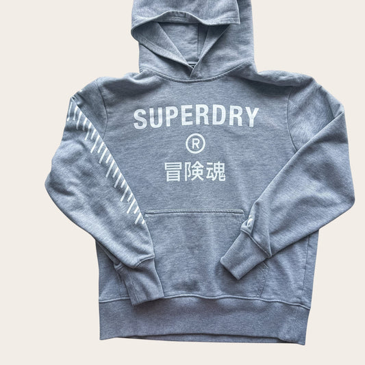 Szara bluza z kapturem TrickandChic Superdry z białym logo i japońskimi znakami, wykonana z bawełny i poliestru.