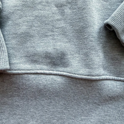 Szara bluza z kapturem TrickandChic z bawełnianej dzianiny z widoczną drobną plamką przy kieszeni