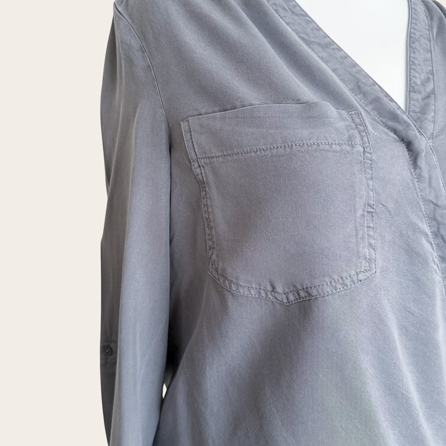 Szara koszula damska TrickandChic marki Next z miękkiego materiału Tencel z dekoltem V i kieszonką na piersi