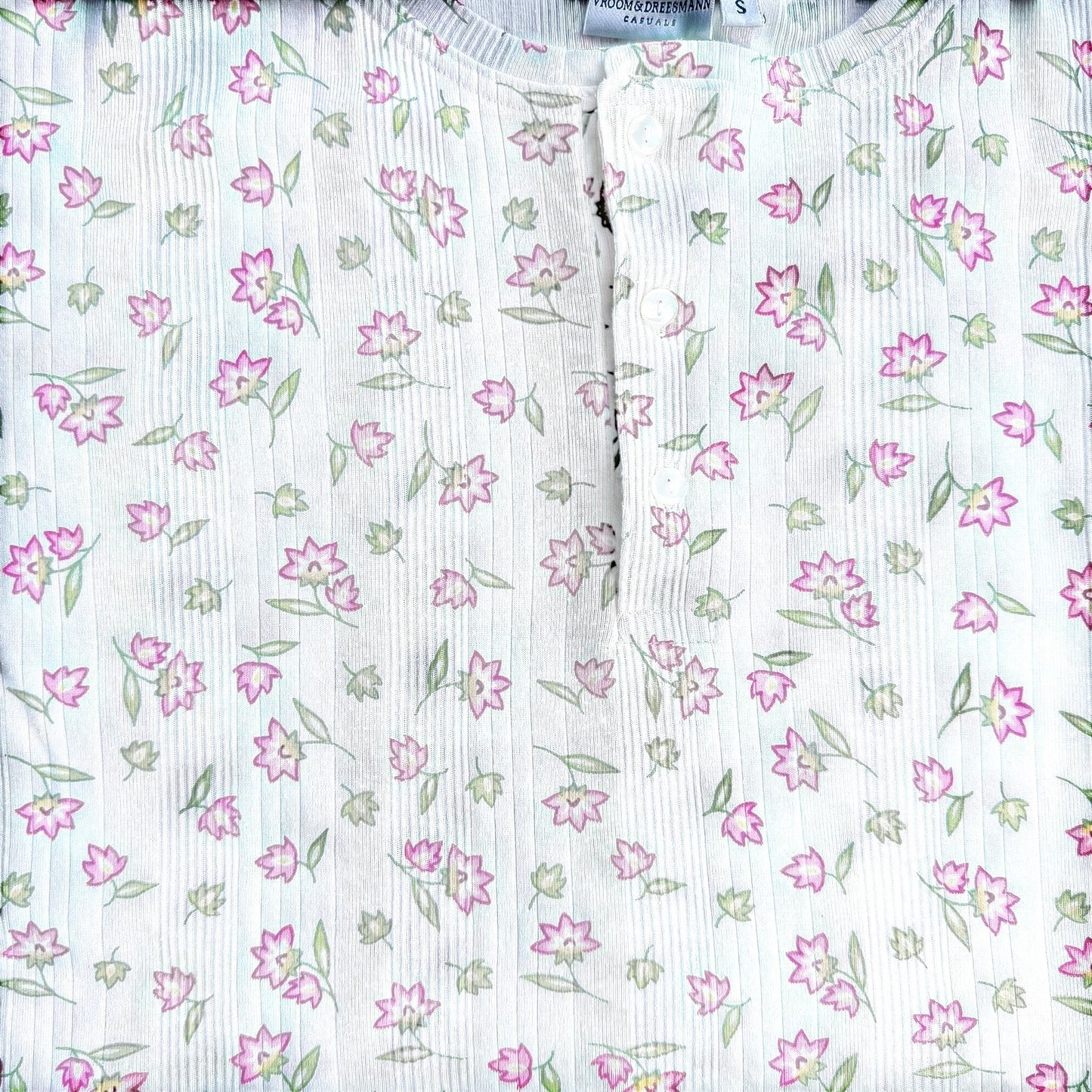 TrickandChic vintage t-shirt Vroom & Dreesmann w białe kwiaty z guzikami, prążkowana bawełna z poliestrem