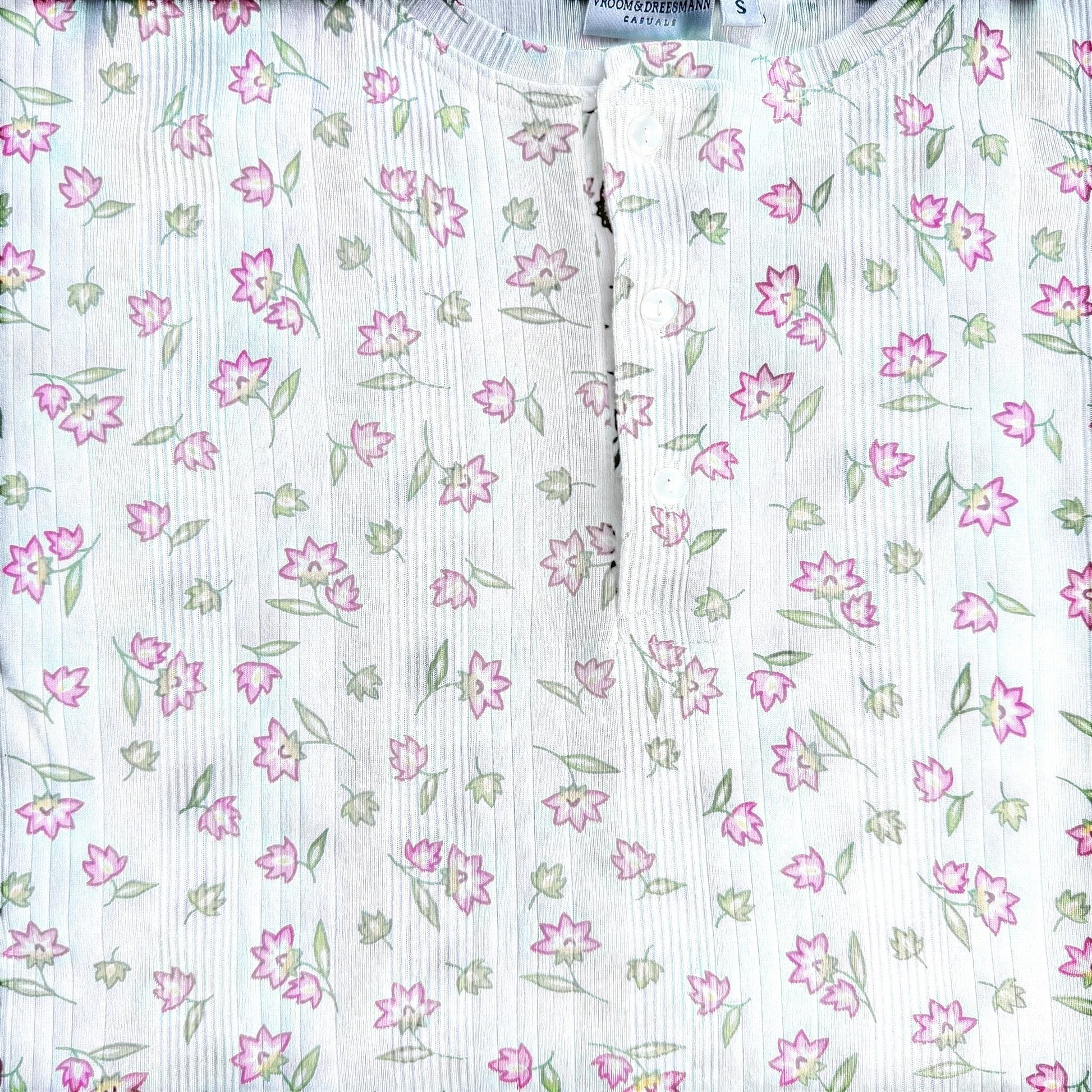 TrickandChic vintage t-shirt Vroom & Dreesmann w białe kwiaty z guzikami, prążkowana bawełna z poliestrem