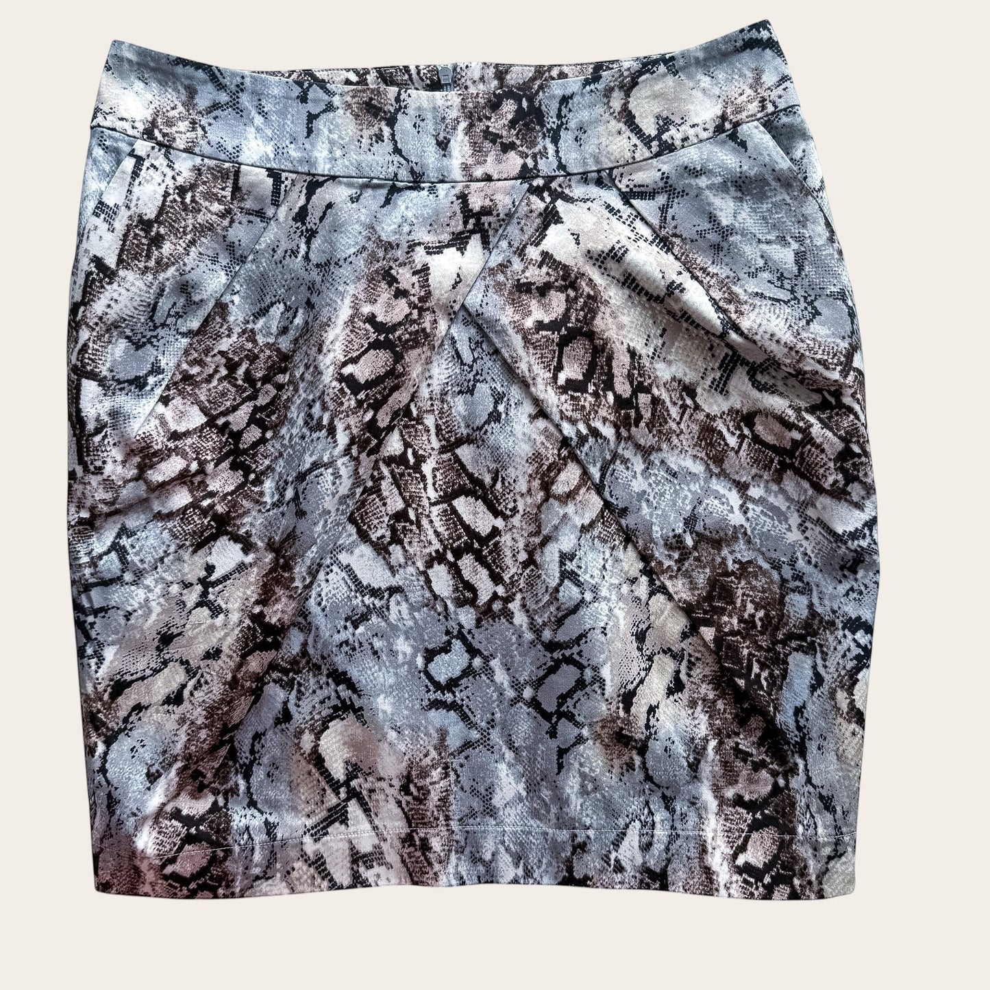 Elegancka spódnica TrickandChic Top Secret z satynowym wzorem wężowej skóry w odcieniach szarości i beżu