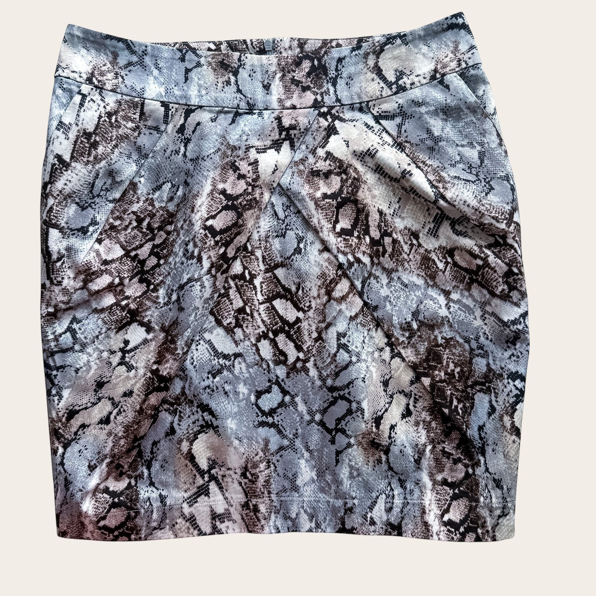 Elegancka spódnica TrickandChic Top Secret z satynowym wzorem wężowej skóry w odcieniach szarości i beżu