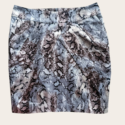 Elegancka spódnica TrickandChic Top Secret z satynowym wzorem wężowej skóry w odcieniach szarości i beżu