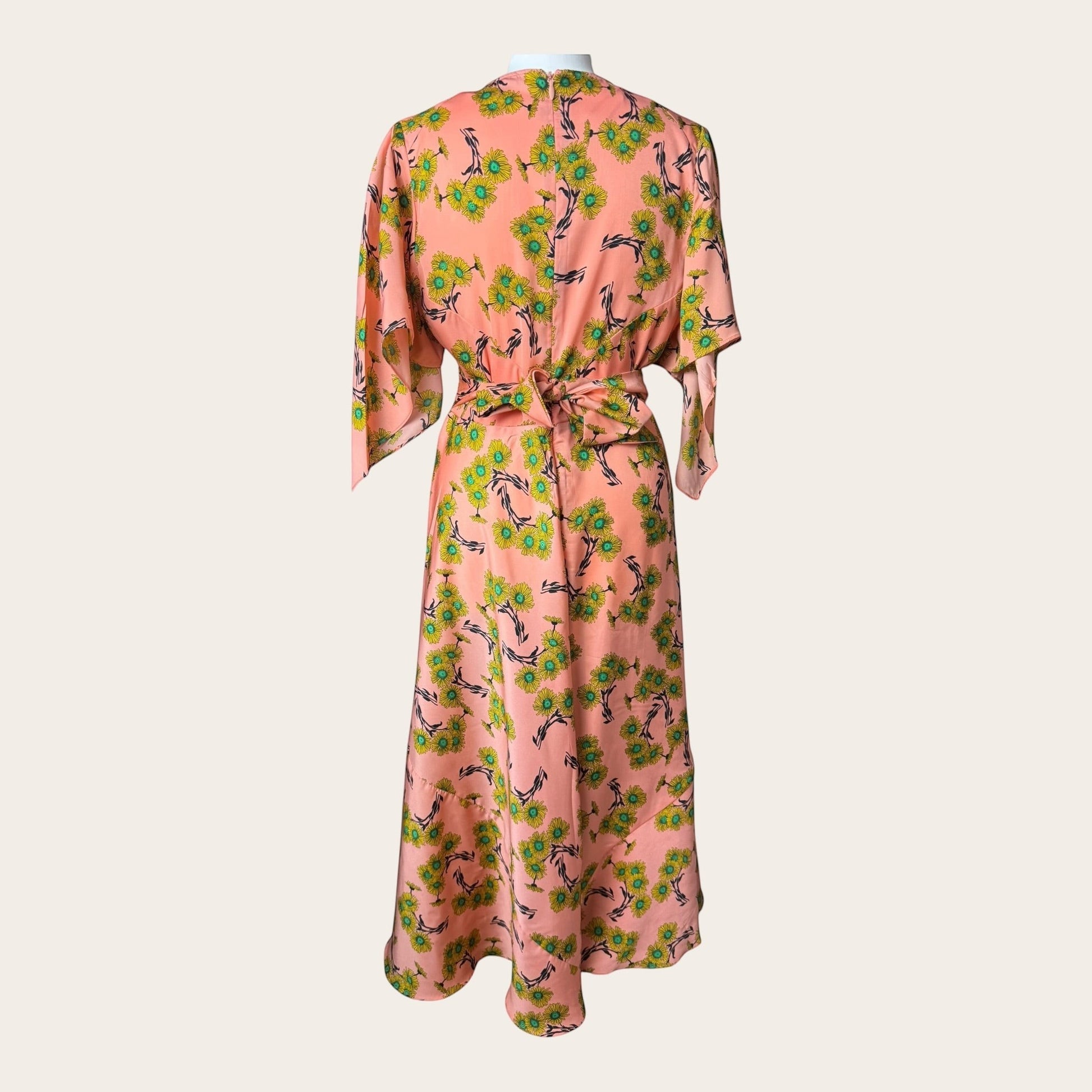 TrickandChic łososiowa sukienka midi Topshop w kwiatowy wzór z wiązaniem w talii, widok z tyłu