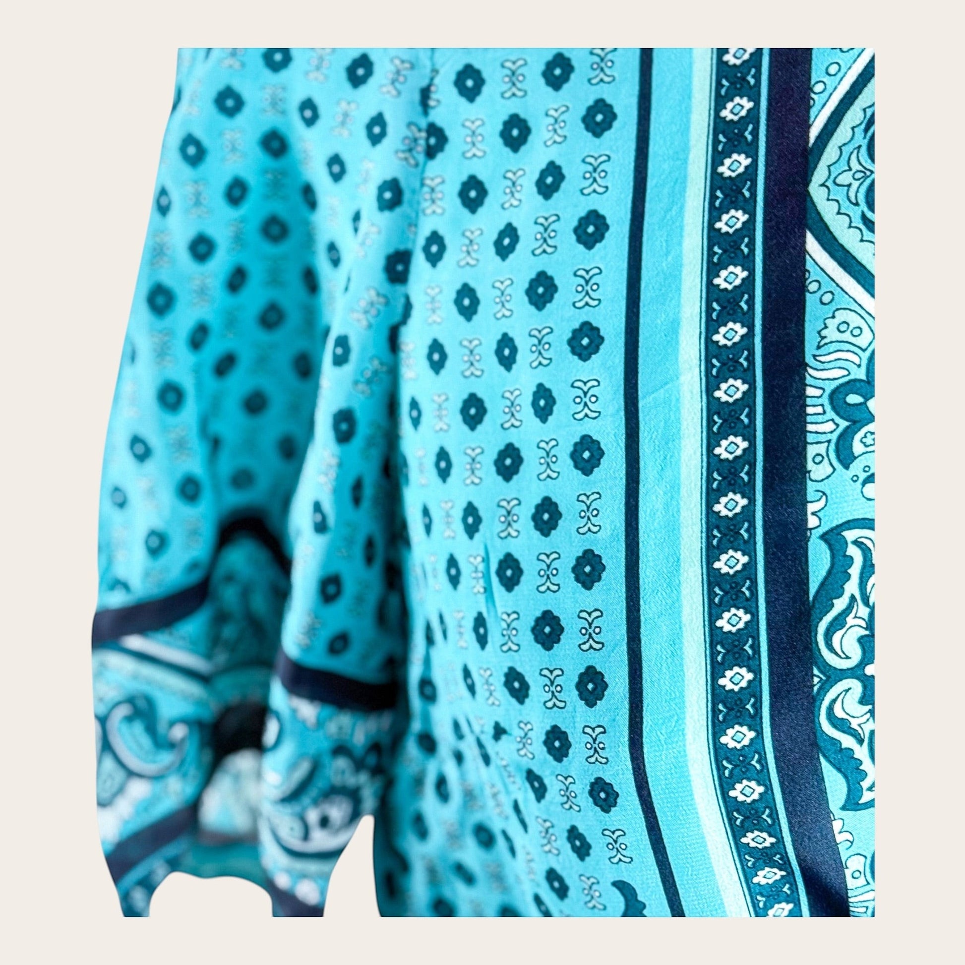 TrickandChic turkusowa wiskozowa bluzka damska z krótkim rękawem i wzorem paisley w stylu boho