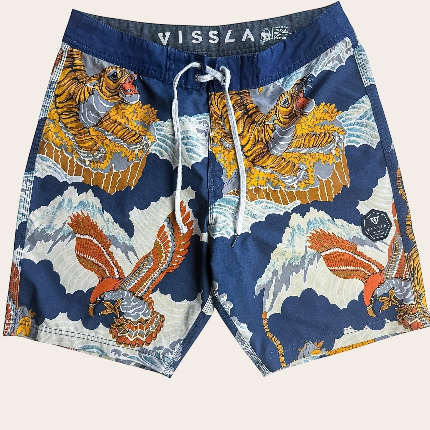Męskie szorty kąpielowe TrickandChic Vissla w kolorze granatowym z nadrukiem tygrysów i orłów w stylu japońskim.