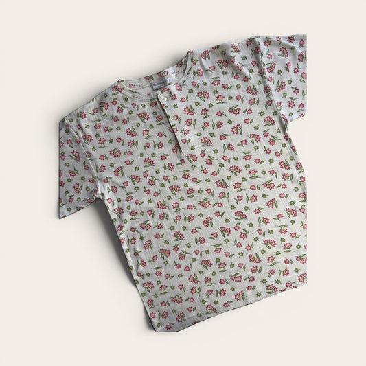 TrickandChic vintage t-shirt Vroom & Dreesmann w biało-różowy kwiatowy wzór z prążkowanego materiału z guzikami