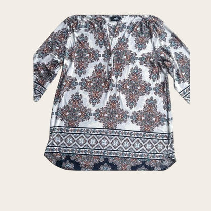 Damska bluzka TrickandChic marki Wallis w stylu boho z wzorem paisley w odcieniach turkusu, brązu i różu na bieli.