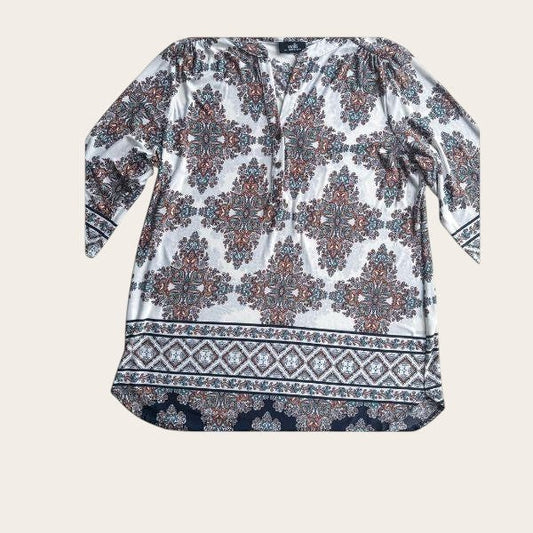 Damska bluzka TrickandChic marki Wallis w stylu boho z wzorem paisley w odcieniach turkusu, brązu i różu na bieli.