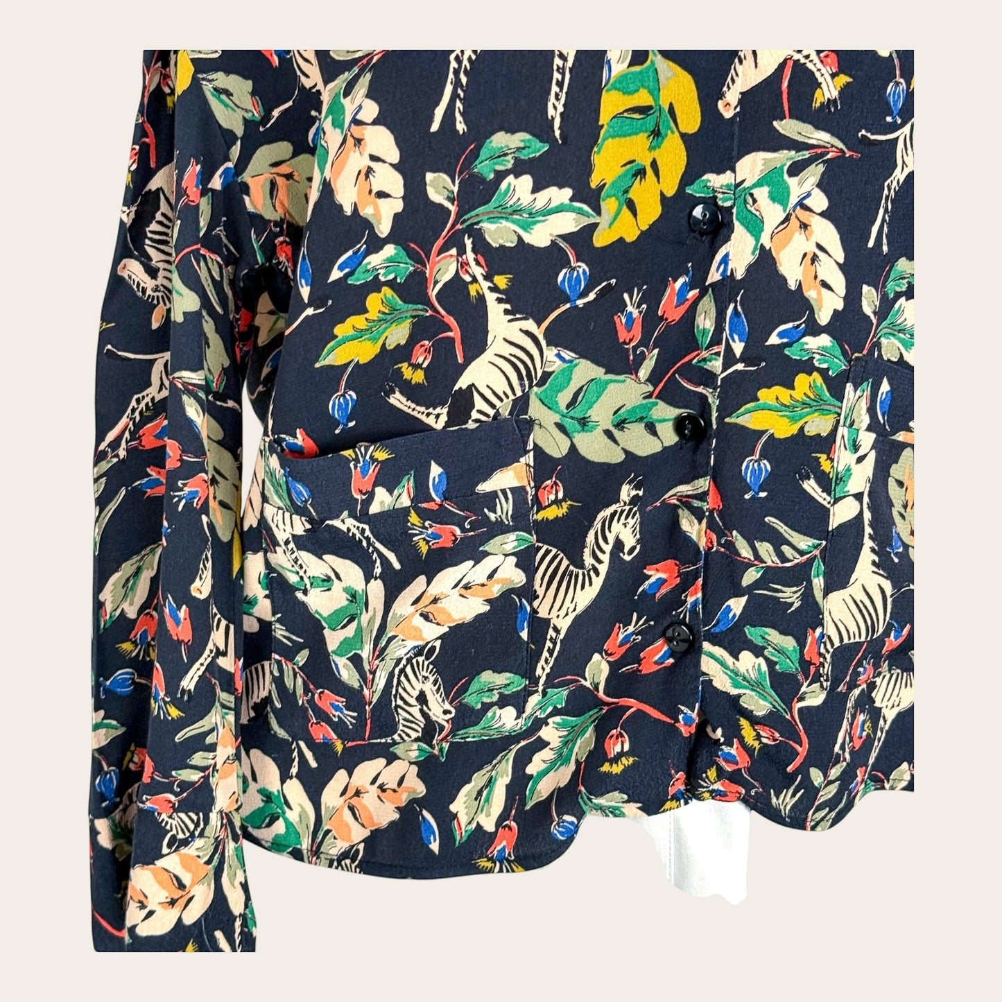 Damska koszula TrickandChic Zara z wiskozy w kolorowy wzór zebry i egzotycznych liści na czarnym tle